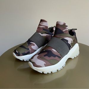 J/Slides NYC Manic Green Camo Slip On Sneakers Womens Size 6